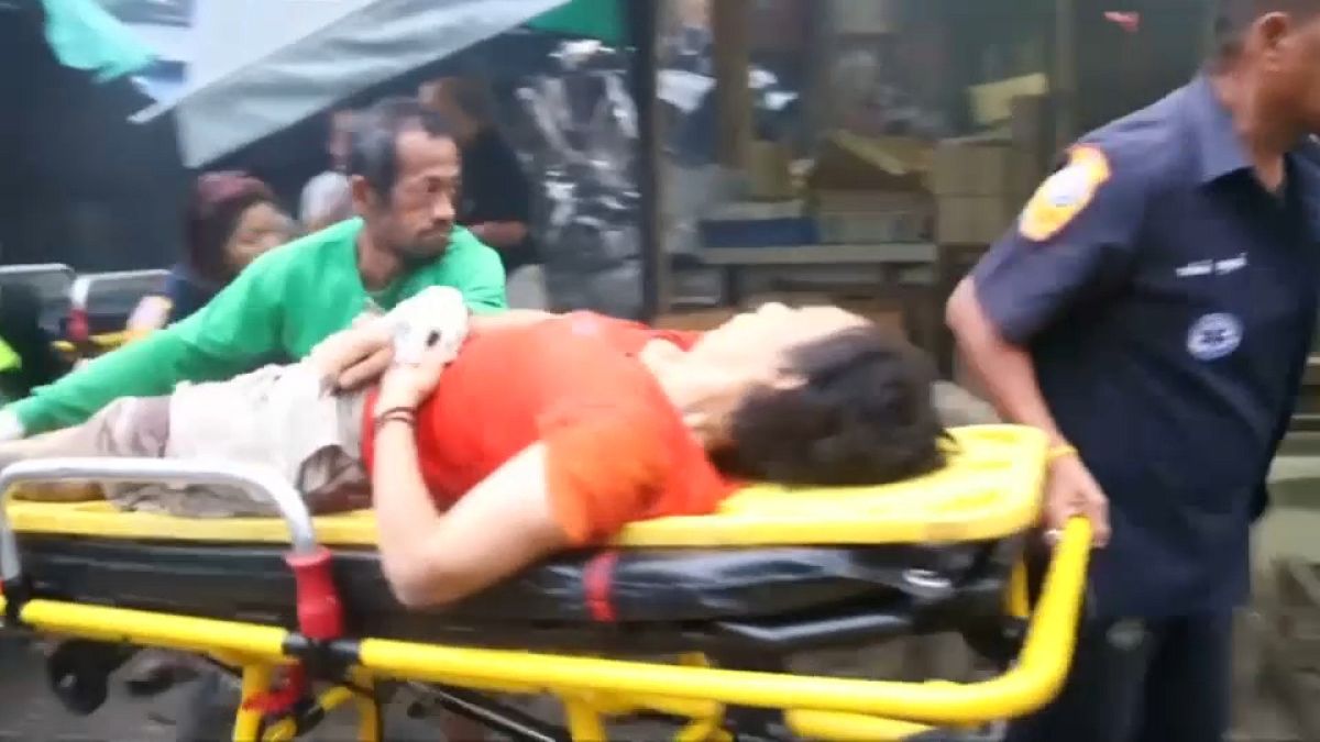 Una mujer herida es evacuada en una camilla