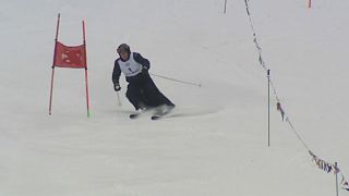 Priester auf Skiern beim Papst-Cup