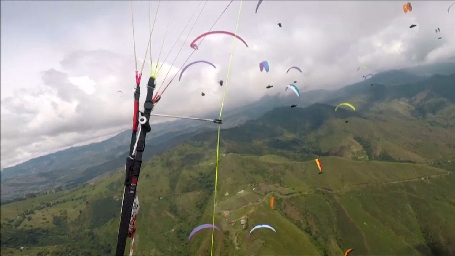 Parapente : un festival de couleurs pour la Superfinale en Colombie