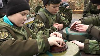 Una escuela para enseñar a los niños a poner y quitar minas terrestres