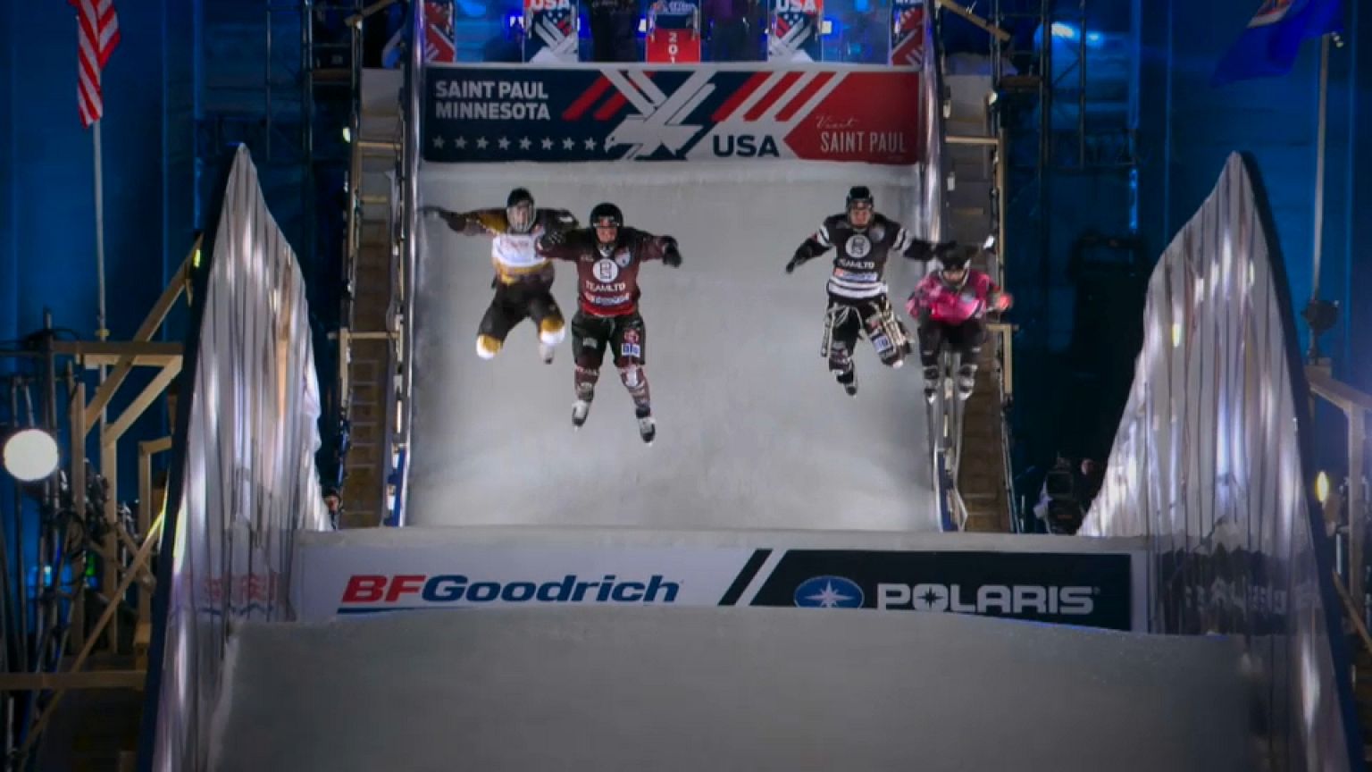 Red Bull Crashed Ice: успешный старт Даллаго и Трунцо