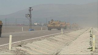 Carri armati turchi al confine tra la Turchia e la Siria