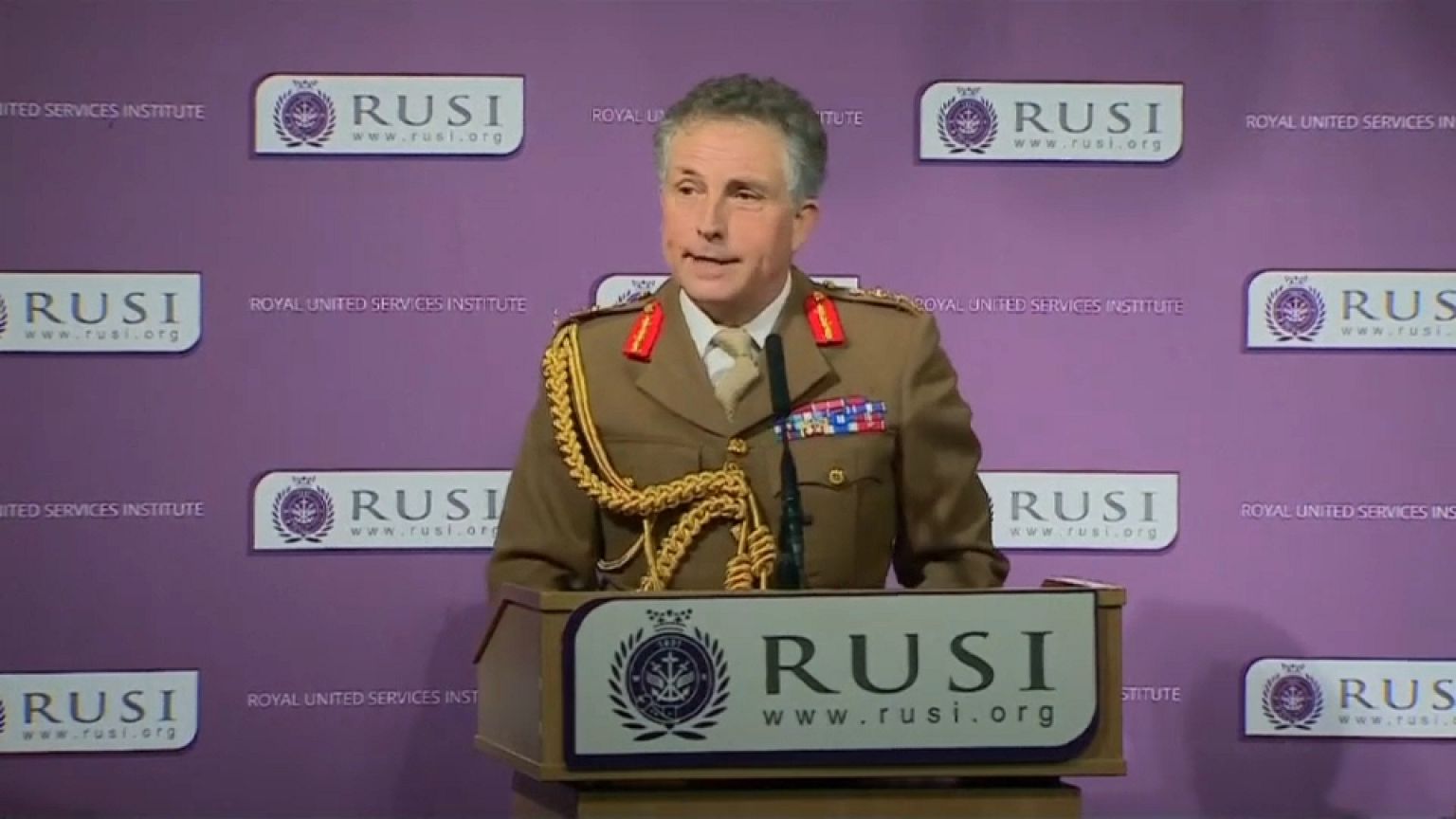 UK, "Basta tagli alla Difesa, la Russia è un pericolo"