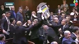 Dulakodás az izraeli parlamentben
