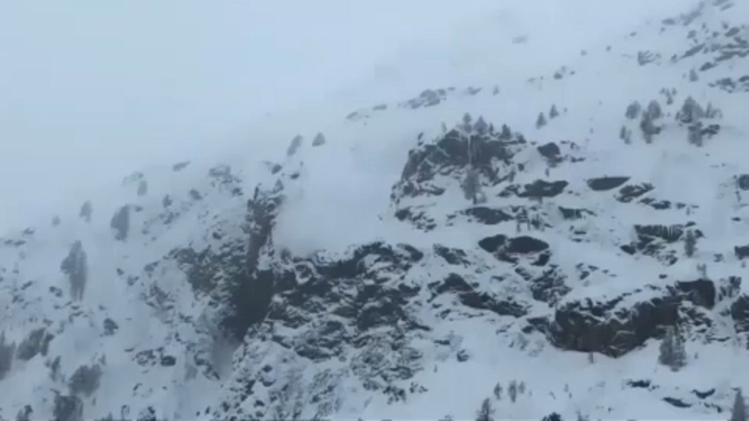 Avrupa'yı kar ve fırtına vurdu