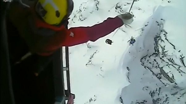 Schneechaos und Lawinengefahr: Tausende Urlauber sitzen fest Schneechaos und Lawinengefahr: Tausende Urlauber sitzen fest