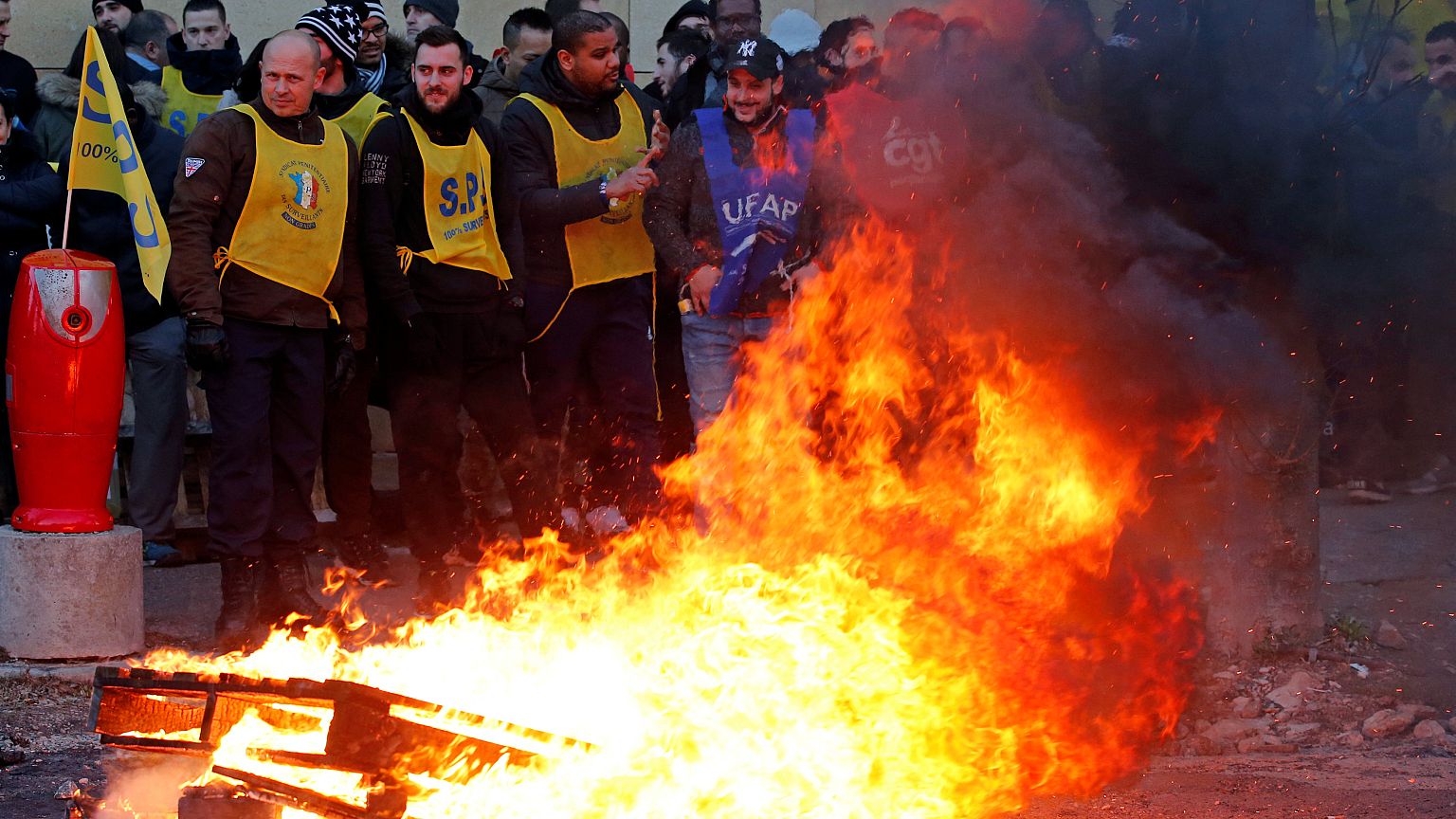 Francia: ottavo giorno di proteste dei secondini, in attesa dei negoziati