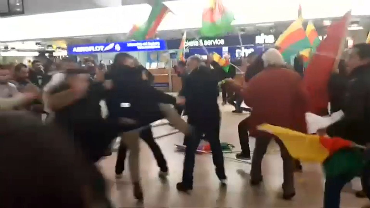 Massenschlägerei nach Kurdendemo am Flughafen Hannover