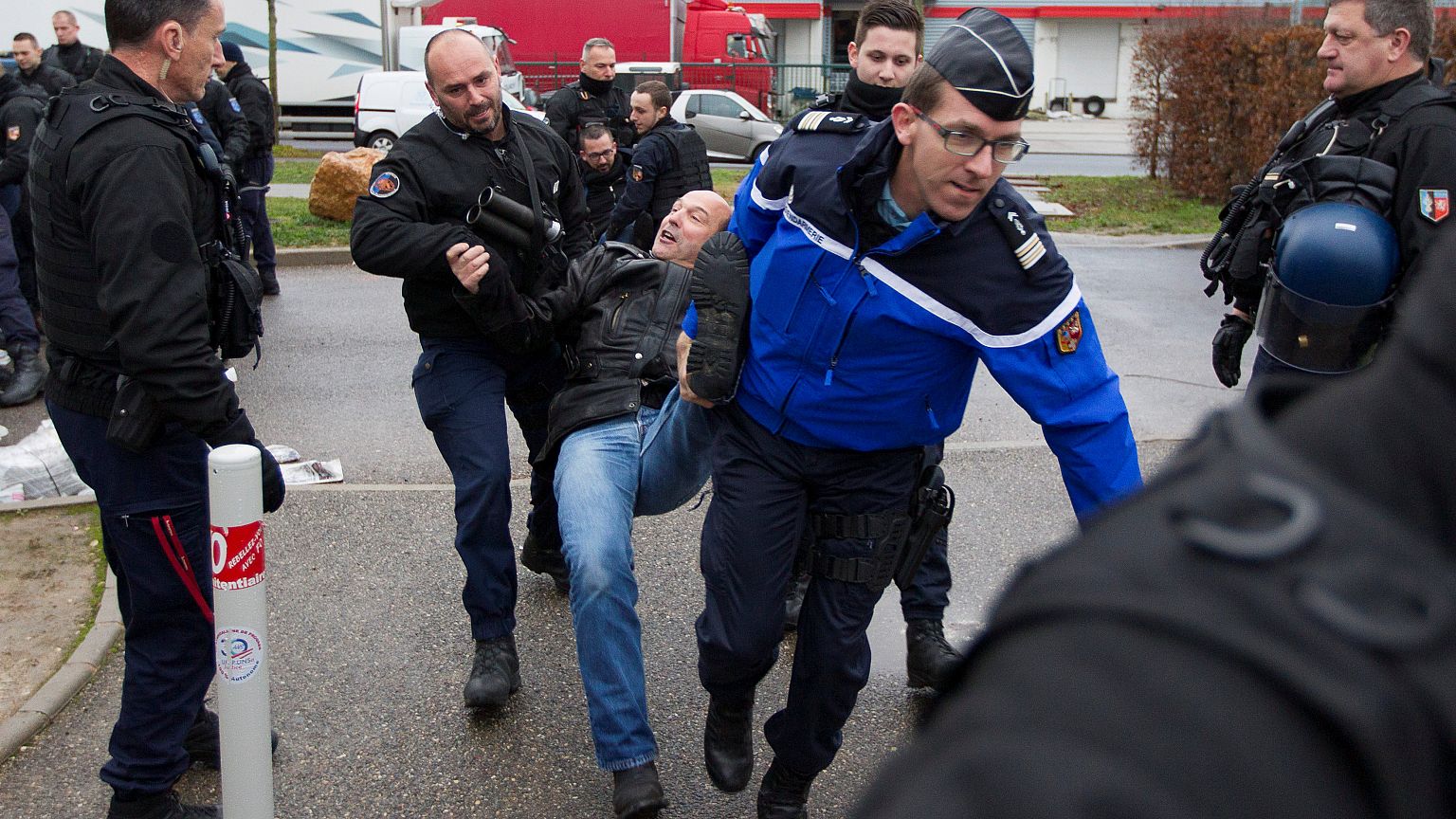 Un gardien de prison évacué par les gendarmes à Lyon-Corbas. 