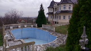Luxusvillen verfallen in serbischem Geisterdorf