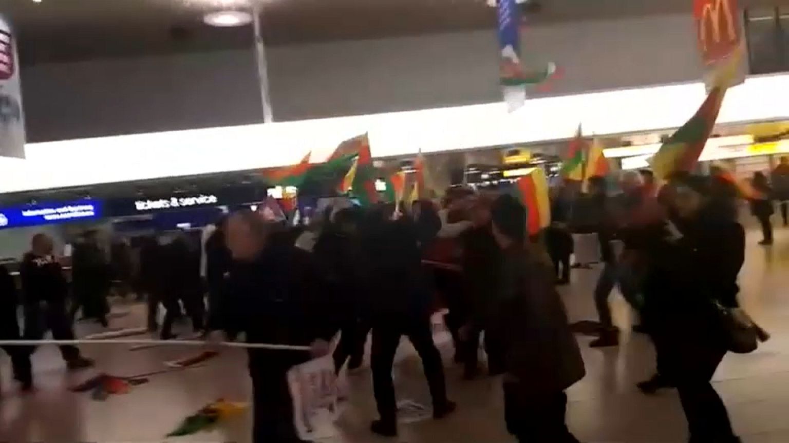 Pelea entre kurdos y turcos en el aeropuerto de Hannover