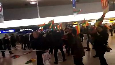 Pelea entre kurdos y turcos en el aeropuerto de Hannover