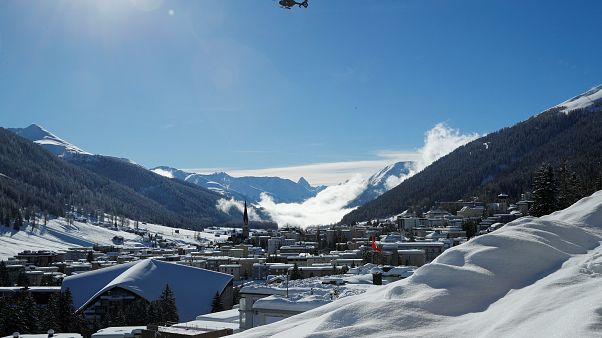 Un elicottero dell'esercito svizzero in azione a Davos Un elicottero dell'esercito svizzero in azione a Davos