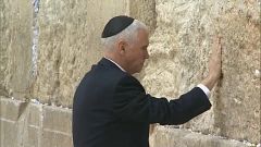 Mike Pence sulle orme di Trump: prega al Muro del pianto
