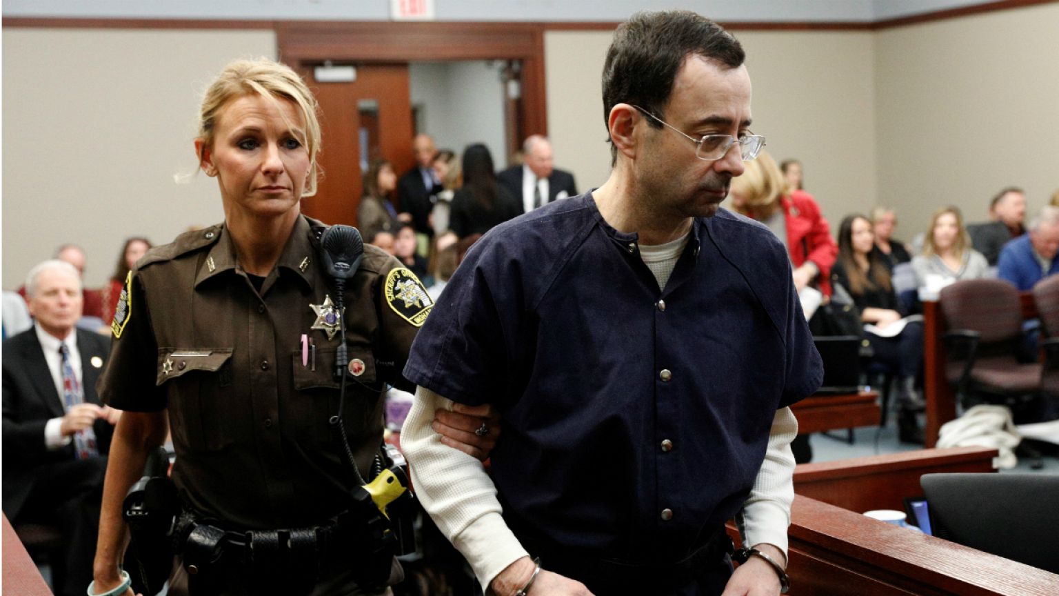 Larry Nassar ouviu testemunhas num tribunal do Michigan