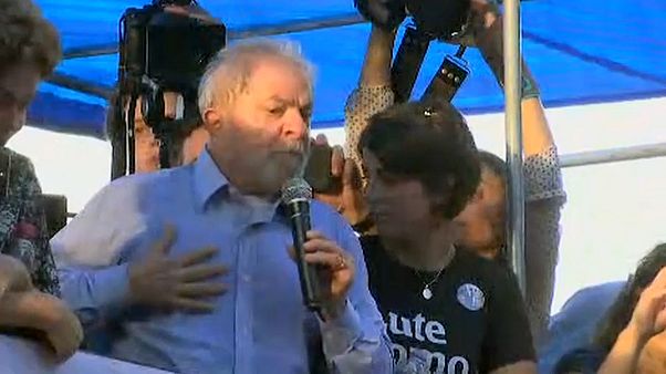 "За президента Лулу!" "За президента Лулу!"