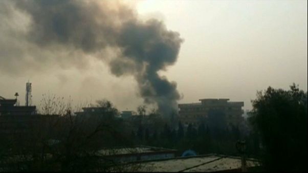 Über der afghanischen Stadt Dschalalabad stand am Mittwoch eine Rauchsäule. Über der afghanischen Stadt Dschalalabad stand am Mittwoch eine Rauchsäule.