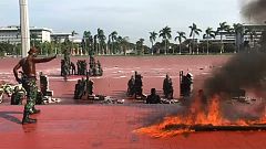 Indonesia, soldati maneggiano serpenti e spaccano blocchi a mani nude
