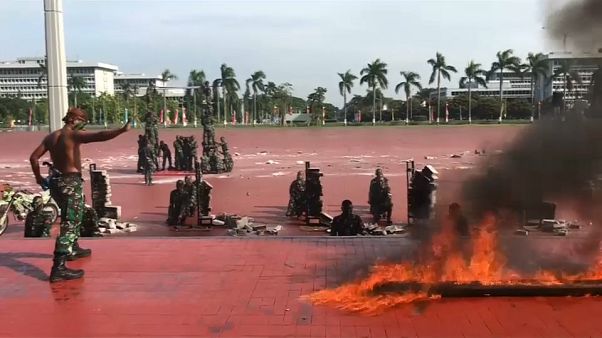 Indonesia, soldati maneggiano serpenti e spaccano blocchi a mani nude Indonesia, soldati maneggiano serpenti e spaccano blocchi a mani nude