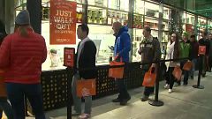 Grandes colas para entrar en Amazon Go, la tienda "sin colas"