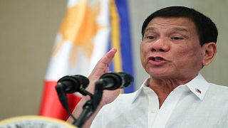 الرئيس الفليبيني يهدد بمنع رعاياه من العمل في الشرق الأوسط ان استمر العنف ضدهم