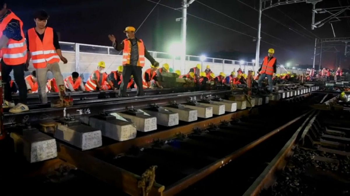 بالفيديو: بناء محطة قطارات في 9 ساعات.. من يفعلها؟ 