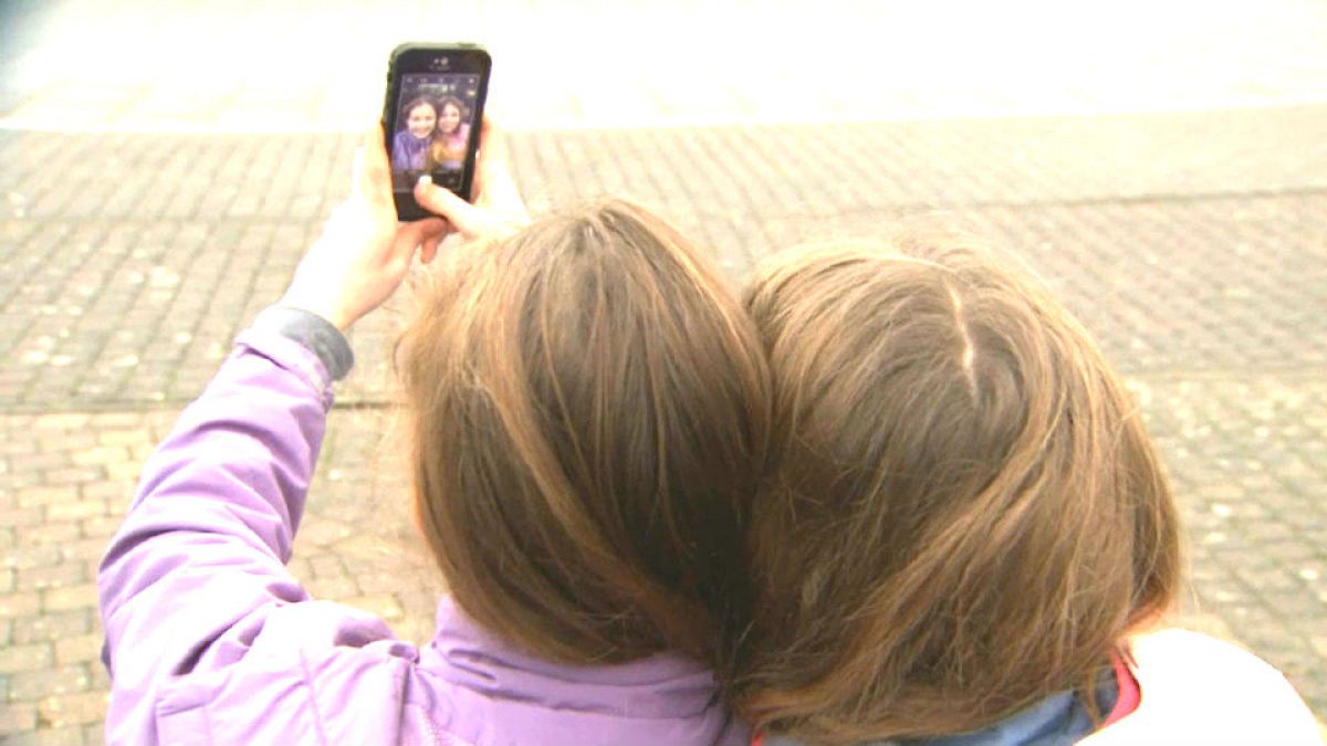 Belgien: Mit Selfie-Sticks gegen Kopflaus-Plage?