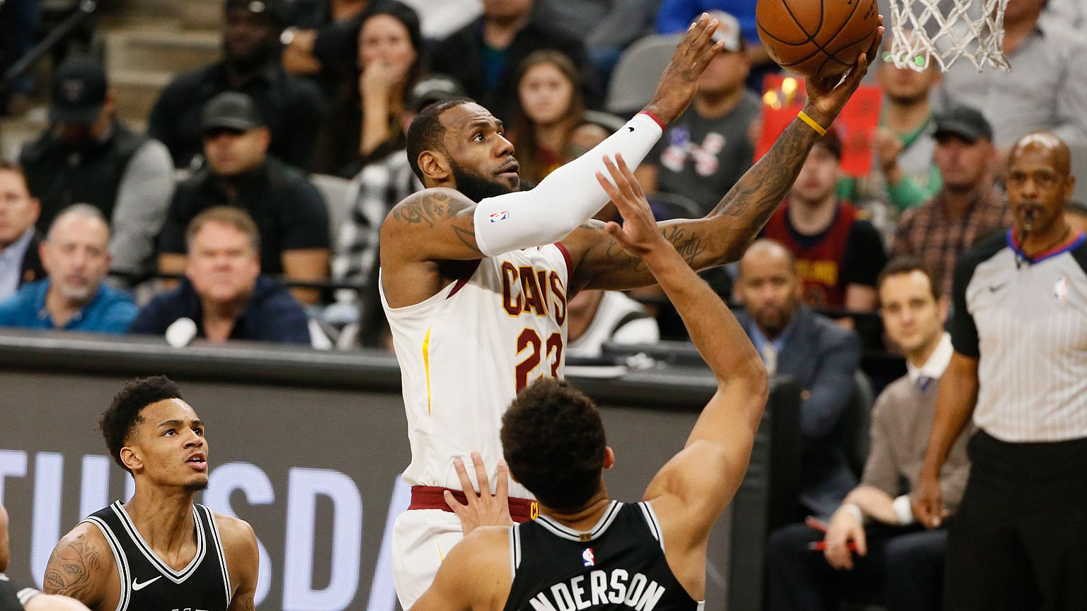 LeBron James soma 30 mil pontos na carreira