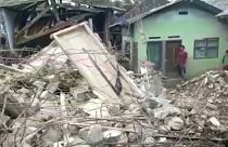 شاهد: زلزال إندونيسيا يدمر المئات من المنازل في جزيرة جاوة 
