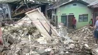 شاهد: زلزال إندونيسيا يدمر المئات من المنازل في جزيرة جاوة