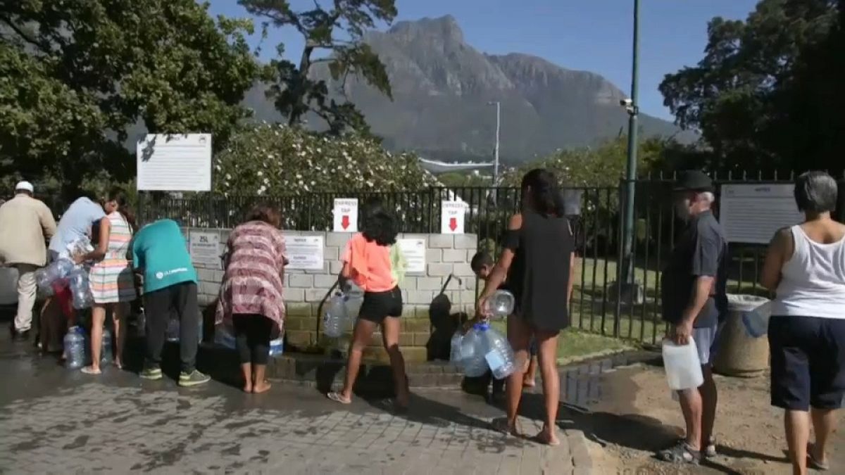 Donne in fila alla fontana a Città del Capo