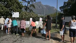 Donne in fila alla fontana a Città del Capo