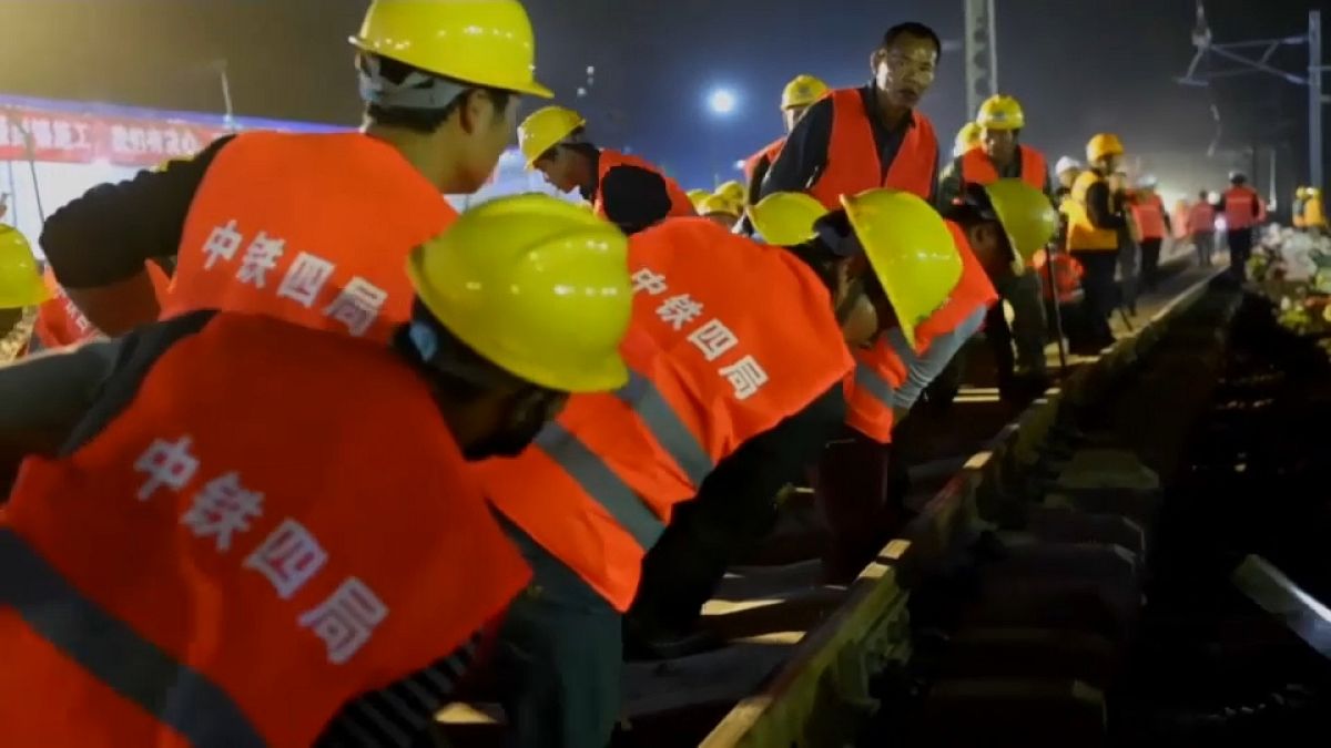 Construyen una estación de tren en 9 horas en China