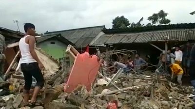 Beben zerstört 300 Häuser auf Java