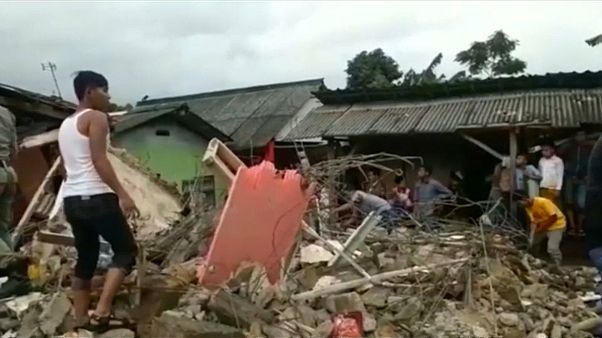 Beben zerstört 300 Häuser auf Java Beben zerstört 300 Häuser auf Java