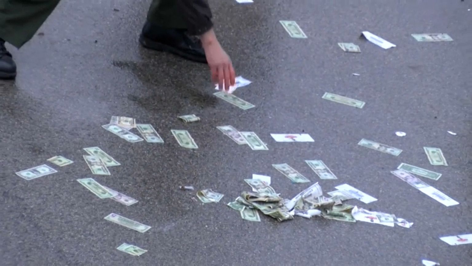 Geldregen auf der Autobahn Interstate 74 in Illinois