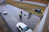 تصادف رانندگی در ایالت ایلینوی، بزرگراه را اسکناس باران کرد