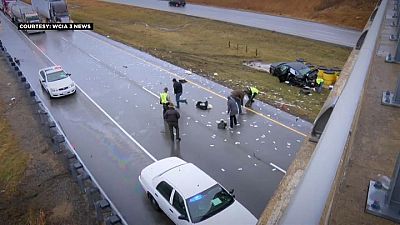 تصادف رانندگی در ایالت ایلینوی، بزرگراه را اسکناس باران کرد