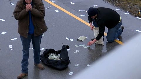 Автотрасса под денежным дождем 