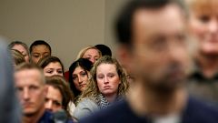 Des victimes de Larry Nassar écoutent le verdict au terme de son procès.