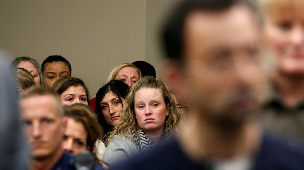 Des victimes de Larry Nassar écoutent le verdict au terme de son procès. Des victimes de Larry Nassar écoutent le verdict au terme de son procès.