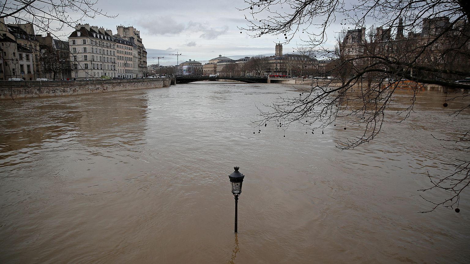 Intensas cheias deixam Paris em alerta