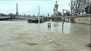 Paris'te Seine Nehri taştı