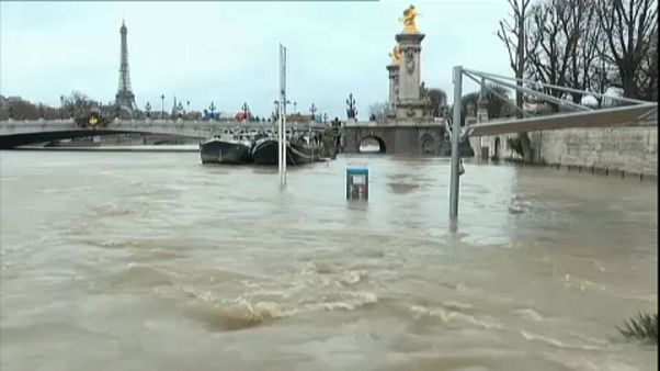 Paris'te Seine Nehri taştı Paris'te Seine Nehri taştı