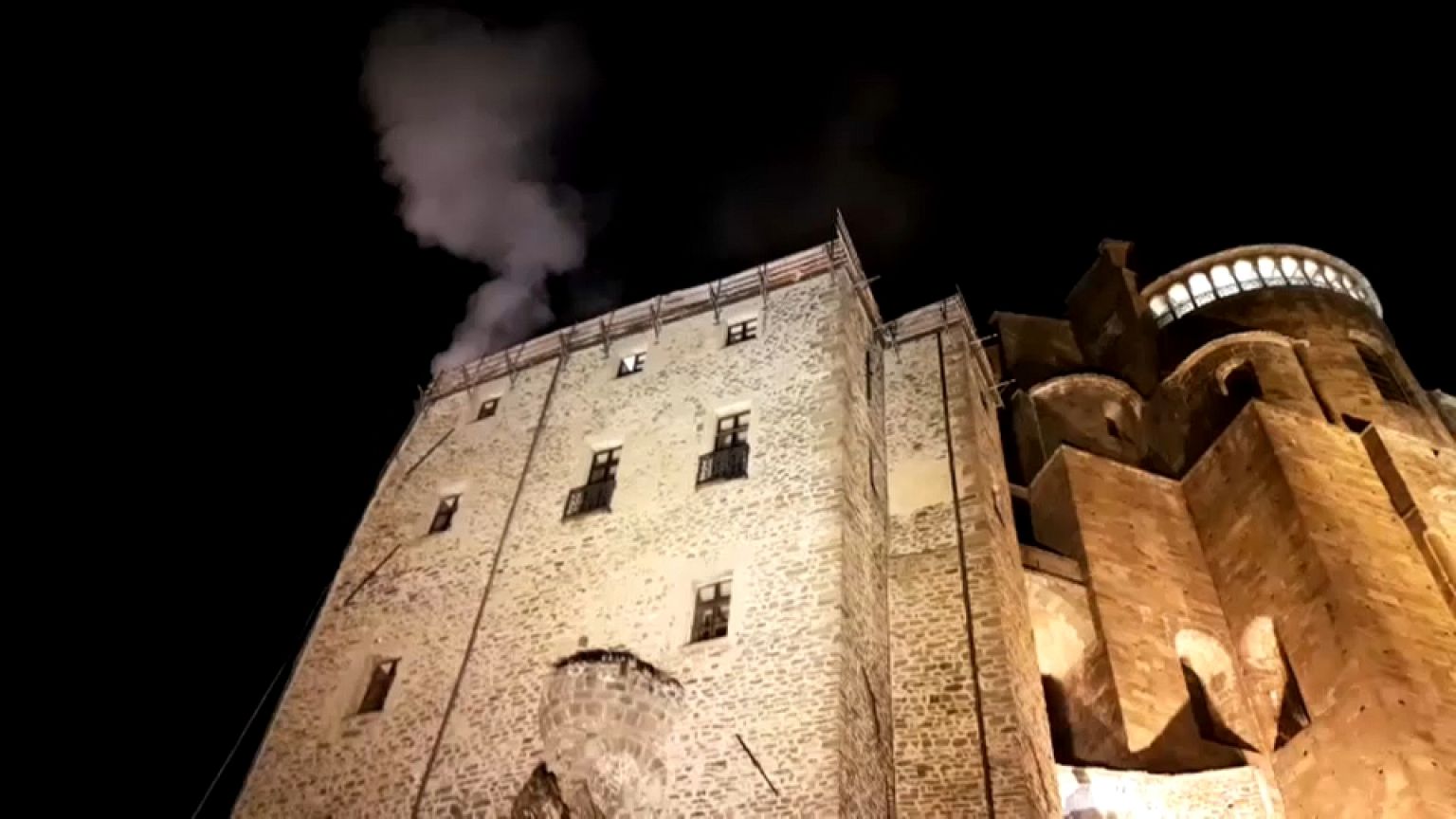 Torino, in fiamme il monastero che ispirò "Il nome della rosa"