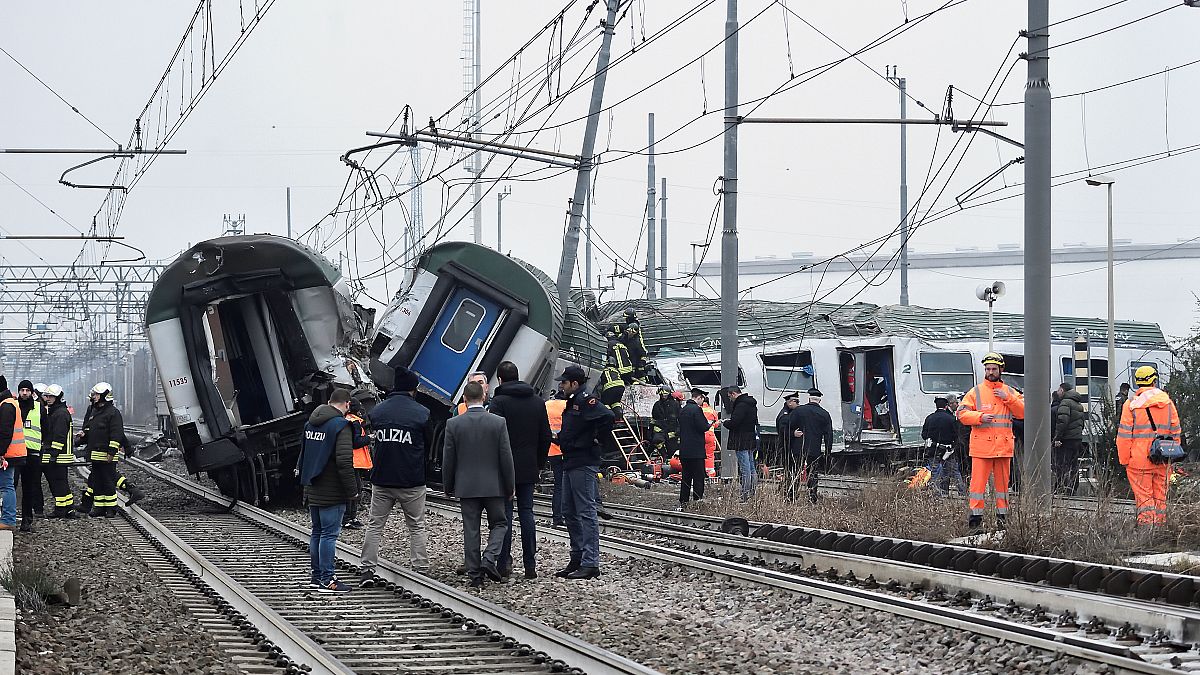 Al menos tres muertos al descarrilar un tren en Milán