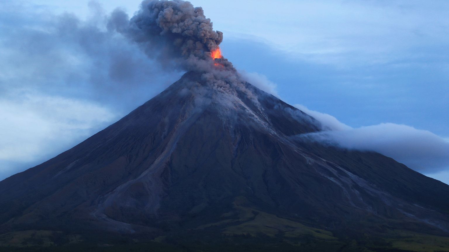 Vulkan Mayon spuckt weiter, Anwohner fliehen 