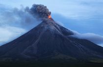 Vulkan Mayon spuckt weiter, Anwohner fliehen