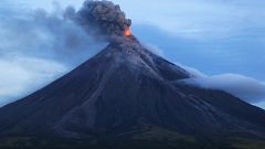 Vulkan Mayon spuckt weiter, Anwohner fliehen 