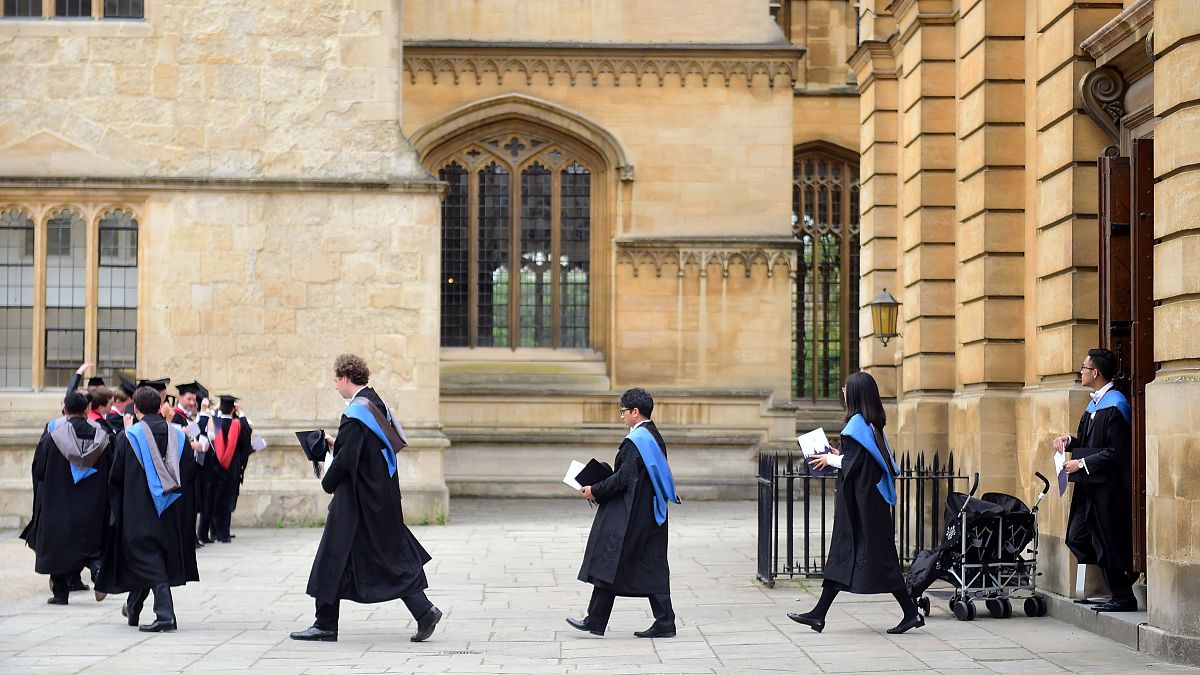 لأول مرة تتفوق الطالبات على الطلاب بالعدد في جامعة أكسفورد